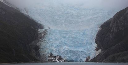 Espectacular lengua de glaciar vertiendo hielo al canal del Beagle.