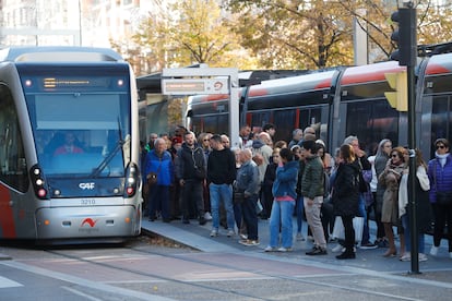 Viajeros esperando para subirse a un tranvía en Zaragoza, este lunes.