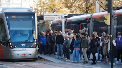 Viajeros esperando para subirse a un tranvía en Zaragoza, este lunes.