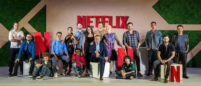Ted Sarandos acompañado de actores y directores de las series de Netflix.
