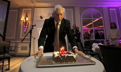 Mario Vargas LLosa sopla las velas de la tarta de su ochenta cumpleaños, en el hotel Villamagna de Madrid. Detrás, el director de EL PAÍS, Antonio Caño, el 28 de marzo de 2016.