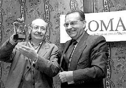 Eduardo Rodríguez (a la derecha), presidente de Ceoma, hace entrega a Ibarrola del premio <b></b><i>Mayores en acción.</i>