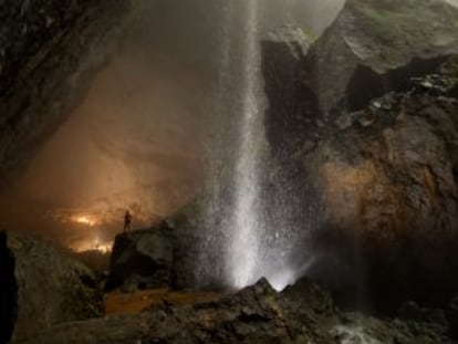 Una cascada en la espectacular cueva de Hang Son Doong, en Vietnam.