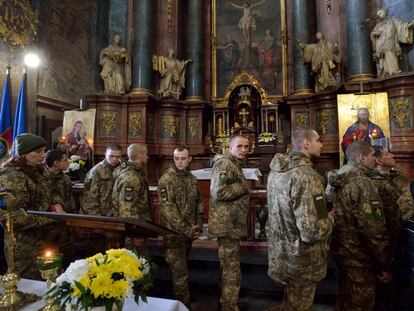 Un grupo de oficiales visita la iglesia de San Pedro y San Pablo en Lviv, Ucrania.