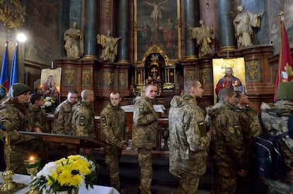 Un grupo de oficiales visita la iglesia de San Pedro y San Pablo en Lviv, Ucrania.