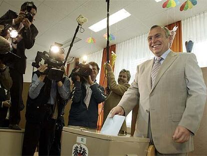 El candidato socialdemócrata, Alfred Gusenbauer, deposita su voto ayer en Viena.