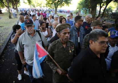 Entre las personalidades confirmadas se encuentran la del rey emérito de España, Juan Carlos, y el primer ministro griego, Alexis Tsipras. En la imagen, cientos de personas hacen fila para rendir homenaje a Fidel Castro, en La Habana.