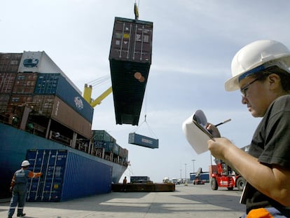 Trabajadores del Puerto del Callao, en Lima (Perú) en plenas labores de carga y descarga de los barcos.