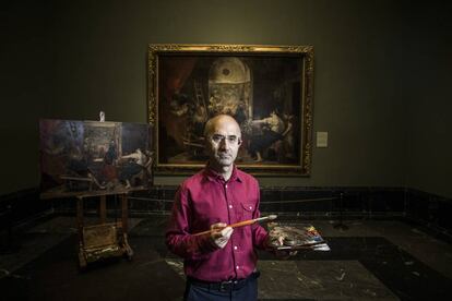 Leo Ortega, con su copia, paleta y pinceles, en la sala de 'Las hilanderas' del Museo del Prado.