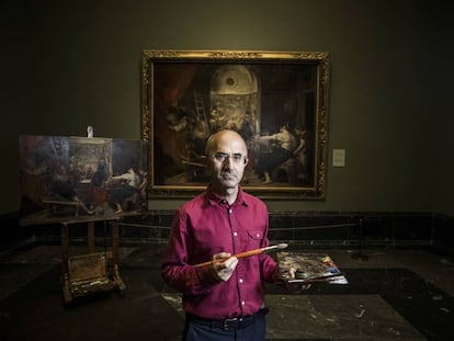 Leo Ortega, con su copia, paleta y pinceles, en la sala de 'Las hilanderas' del Museo del Prado.