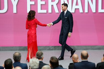 La presidenta de la comunidad de Madrid, Isabel Díaz Ayuso, entrega la distinción al jugador de baloncesto Rudy Fernández.