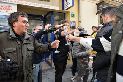 Agraciados con el primer premio del Sorteo Extraordinario de la Lotería del Niño correspondiente al número 89.603 celebran su suerte en la administración 1 situada en la calle Pintor Enric Serra, a 6 de enero de 2023, en L’Escala, Girona, Catalunya (España).