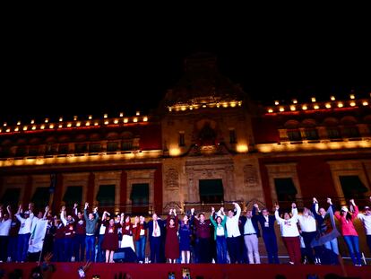 Claudia Sheinbaum, parte de su equipo y líderes de Morena celebran en el Zócalo de Ciudad de México, la madrugada del 3 de junio.