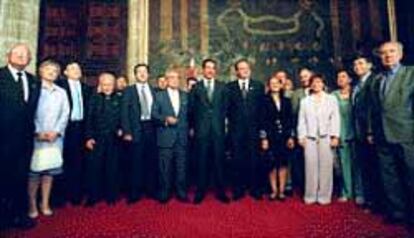 El presidente de la Generalitat, en el centro, con los 21 integrantes de la Acadèmia Valenciana de la Llengua, ayer tras jurar el cargo.