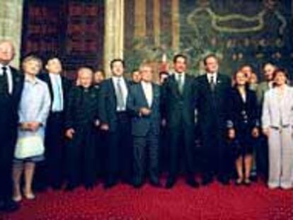 El presidente de la Generalitat, en el centro, con los 21 integrantes de la Acadèmia Valenciana de la Llengua, ayer tras jurar el cargo.