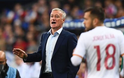 El entrenadro de la selección de Francia, Didier Deschamps, da instrucciones a los jugadores.