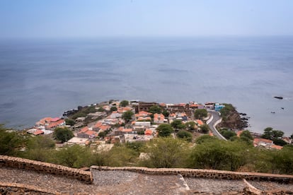 La ciudad de Ribeira Grande, rebautizada como Cidade Velha a finales del siglo XVIII, fue el primer puesto de avanzada colonial europea en los trópicos. Ubicada en el sur de la isla de Santiago (Cabo Verde), la ciudad presenta algunos restos del diseño original de las calles, dos iglesias, una fortaleza real y la Plaza de la Picota. En 2009 entró a formar parte de la lista del Patrimonio Mundial de la Unesco. Además, en ese mismo año fue catalogada como una de las Siete Maravillas de Origen Portugués en el Mundo.