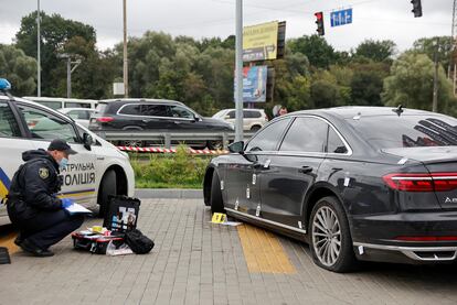 Un policía examina los disparos en el coche de Serhiy Shefir.