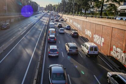 Tráfico en la carretera A6 en la entrada a Madrid, este lunes.