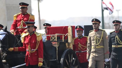 Cortejo fúnebre con el féretro de Hosni Mubarak, el miércoles en El Cairo.