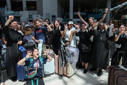 Peregrinos llegan al aeropuerto de Lisboa para participar en la Jornada Mundial de la Juventud, en Lisboa, el 30 de julio de 2023.