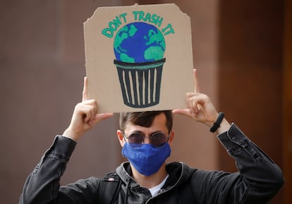 Un hombre en una protesta contra el cambio climático en Kiev, en septiembre de 2020.