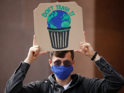 Un hombre en una protesta contra el cambio climático en Kiev, en septiembre de 2020.