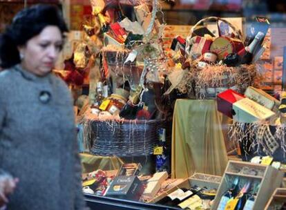 Escaparate de un comercio de Valencia con varios tipos de cestas navideñas.