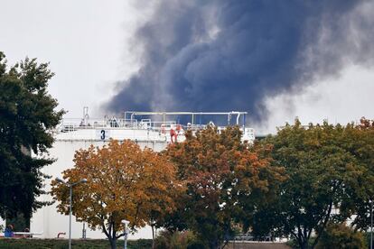 La propia BASF ha pedido a los vecinos de Ludwigshafen que "eviten permanecer en espacios abiertos y mantengan las puertas y ventanas cerradas". En la imagen, columna de humo en la planta de Ludwigshafen.