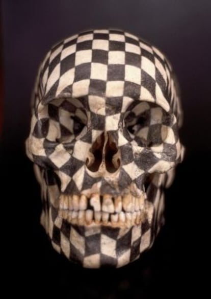 Pieza del artista mexicano Gabriel Orozco: cráneo humano pintado con grafito simulando un tablero de ajedrez.