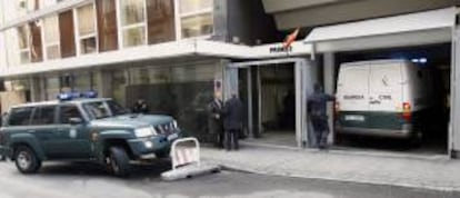 Llegada a la Audiencia Nacional de los seis piratas somalíes detenidos cuando intentaron secuestrar al atunero vasco "Izurdia", que navegaba a unas 350 millas de la costa de Somalia. EFE/Archivo