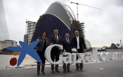El presidente de la Generalitat, Ximo Puig, el director de la fundación, Jaume Giró, el arquitecto Enric Ruiz-Geli y la directora adjunta, Elisa Durán, ante el Àgora.