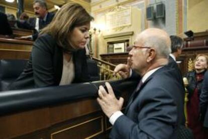 El portavoz de Convergencia i Unió Josep Antoni Duran Lleida conversa con la vicepresidenta del Gobierno, Soraya Sáenz de Santamaría. EFE/Archivo