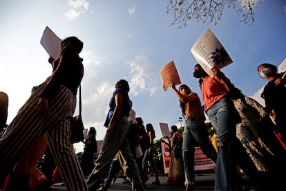 Mujeres y niñas se manifiestan en Bangalore por la igualdad de género el 6 de marzo de 2022.