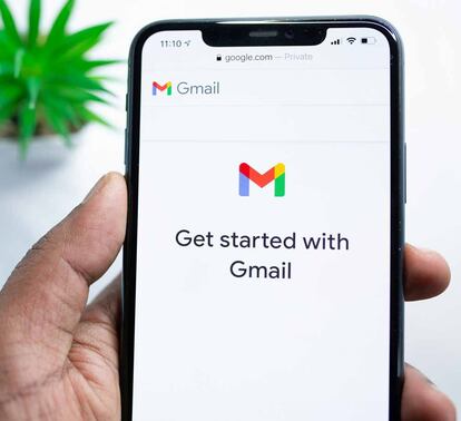 Móvil con el cliente de correo Gmail