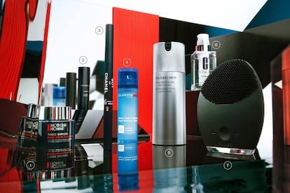 1. Crema facial F. Supreme Black Regenerating Care, de Biotherm Homme. Repara los daños cutáneos. 89,90 euros. 2. Stick matificante de la línea Mister, de Givenchy. Barra transparente que alisa los rasgos. 37,50 euros. 3. Lápiz para cejas de la línea Boy, de Chanel. En uno de los extremos incorpora un cepillo para disciplinar las cejas; en el otro, una mina retráctil y biselada que combina ceras naturales y aceites para dar color. 41 euros. 4. Baume Super Hydratant, de Clarins Men. Para pieles que se irritan o secan, incorpora un complejo anticontaminación y un activador de la hidratación natural de la piel. 42 euros. 5. Total Revitalizer Light Fluid, de Shiseido Men. De textura ligera, fortalece, tonifica la piel, estimula los músculos faciales e hidrata 24 horas. 100 euros. 6. Clinique iD, de Clinique. Sistema de hidratación que ofrece 15 combinaciones distintas según el tipo de piel y textura. En la imagen, base Dramatically Different Hydrating Jelly y activo concentrado Tono Desigual, para igualar el tono e iluminar. 57 euros. 7. Luna 2 for Men, de Foreo. Dispositivo de limpieza facial con tecnología sónica que exfolia la piel antes del afeitado. 199 euros.