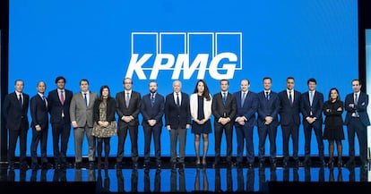 Los 15 nuevos socios de KPMG en España junto al presidente de la firma, Hilario Albarracín (en el centro de la imagen).