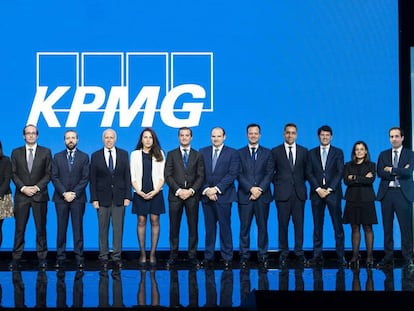 Los 15 nuevos socios de KPMG en España junto al presidente de la firma, Hilario Albarracín (en el centro de la imagen).