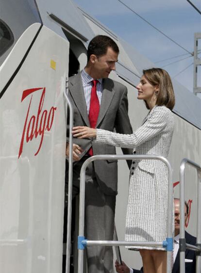 Los Príncipes de Asturias, durante la visita a las instalaciones de Talgo en la localidad madrileña de Las Matas.