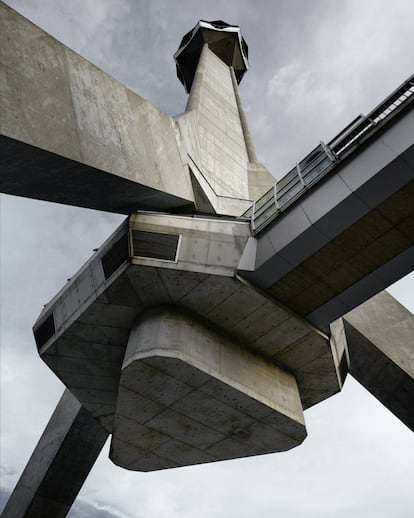 La torre Avala TV, cerca de Belgrado. Destruida en 1999 y reconstruida en 2010. Sus arquitectos son Uglješa Bogunović y Slobodan Janjić.