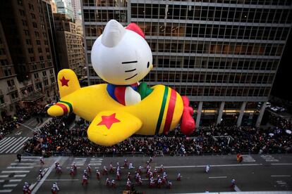 Un gran globo de Hello Kitty, en un momento del recorrido por la Sexta Avenida durante el desfile.