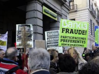 Afectados por las preferentes se manifiestan ana ante la sede de Bankia situada en el número 1 de la calle Alcalá, en Madrid. EFE/Archivo