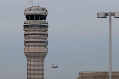 La torre de control del aeropuerto Ronald Reagan de Washington.