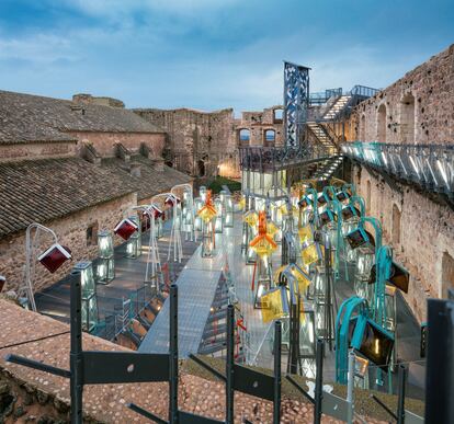 Rehabilitación del Castillo de Garcimuñoz en Cuenca para su conservación y transformación en una mediateca con cine al aire libre. Vista superor del patio de armas.