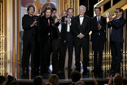 Wes Anderson recoge el Globo de Oro a la mejor comedia para 'El gran hotel Budapest' ante el reparto del filme.