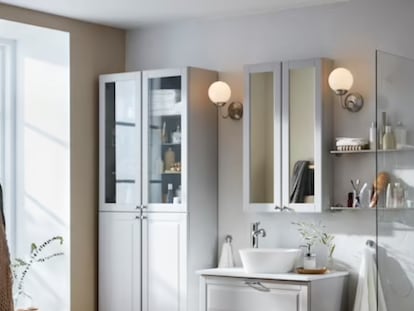 Los armarios con espejo son muy útiles para colocar sobre el lavabo del baño. IKEA.