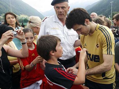 Cesc firma la camiseta a uno de los niños austriacos en el entrenamiento de ayer.