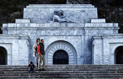 Una familia realizando una visita tur&iacute;stica en el Valle de los Ca&iacute;dos.