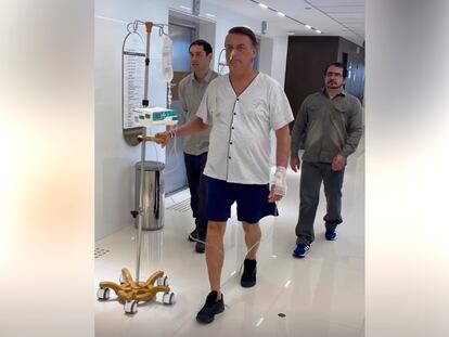 Jair Bolsonaro camina con una sonda en un hospital de São Paulo.