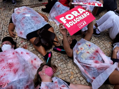 Manifestantes representando os mortos pela covid-19 pedem a saída de Bolsonaro do lado de fora do Palácio do Planalto, em Brasília.